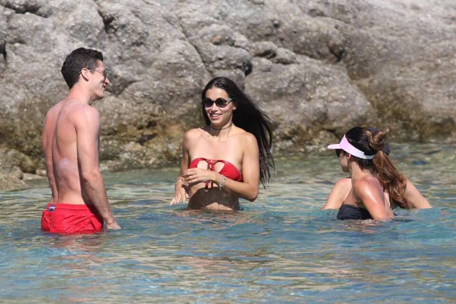 Adriana Lima in acqua con alcuni amici